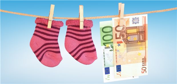 Kündigungsschutz auch bei Elternzeit in Abschnitten Kindersocken neben Geldscheinen auf der Wäscheleine