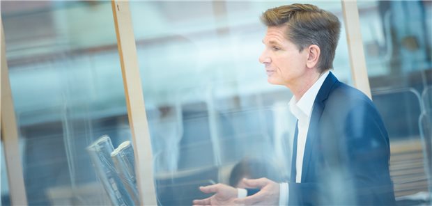 Landesgesundheitsminister Garg (hier im Kieler Landtag hinter einer Schutzwand) sieht mit dem Krankenhausgesetz große Chancen, weil das Land künftig mehr Einfluss auf einzelne Standorte ausüben kann.