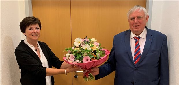 Ombudsstelle für Pflegeausbildung eingerichtet Landesgesundheitsminister Karl-Josef Laumann gratuliert der neuen Ombudsfrau in der generalistischen Pflegeausbildung Brigitte von Germeten-Ortmann.