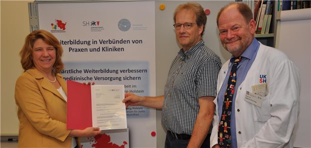 Schleswig-Holstein: Weiterbildung der Pädiater im Verbund wird verstetigt Landesgesundheitsministerin Professor Kerstin von der Decken überreicht den Förderbescheid an Dr. Christoph Weiss-Becker (Mitte) und Professor Egbert Herting vom Weiterbildungsverbund Pädiatrie.