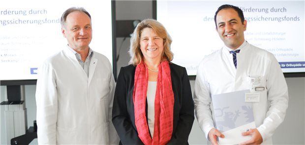 Landesgesundheitsministerin Professorin Kerstin von der Decken (CDU) hat den Förderbescheid persönlich an den Direktor der UKSH-Unfallchirurgie Professor Andreas Seekamp (l.) und an Professor Babak Moradi, Direktor der UKSH-Orthopädie, übergeben.