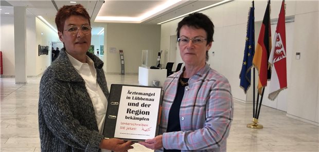 Landtagsabgeordnete Roswitha Schier (rechts) überreicht die Unterschriften an Carla Kniestedt, Vorsitzende des Petitionsausschusses.