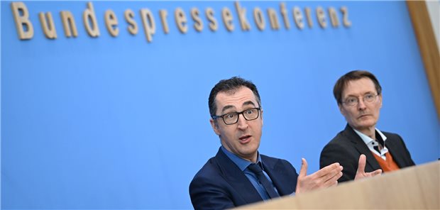 Cannabis-Legalisierung: Bundesregierung plant Abgabevereine Gesundheitsminister Karl Lauterbach (re.) und Landwirtschaftsminister Cem Özdemir haben die Gesetzentwürfe vorgestellt: Ab 18 Jahren soll der Cannabis-Konsum künftig – in Maßen – erlaubt sein. 50 Gramm monatlich will die Ampelregierung zugestehen.