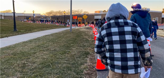 Lange Schlagen haben sich vor einem Impfzentrum in Gloucester County, New Jersey, gebildet. Das Foto entstand im Januar 2021, als die Omikron-Variante stark verbreitet war.
