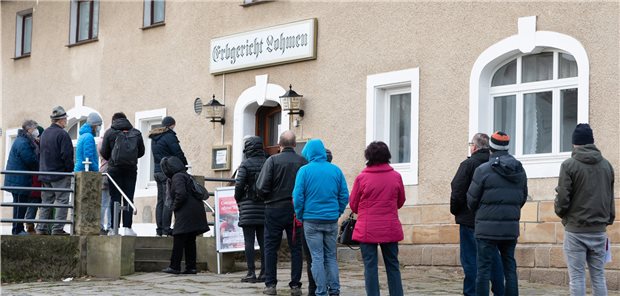 Sachsen schraubt an der Corona-Booster-Impfung Lange Schlange bei einer Impfaktion des DRK-Sachsen vor dem Erbgericht Lohmen im Landkreis Landkreis Sächsische Schweiz-Osterzgebirge. Zur Zeit wird in Sachsen darüber debattiert, wie die Impfkapazitäten am besten erhöht werden können.
