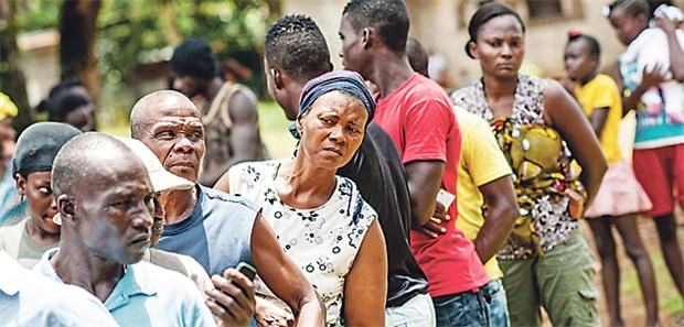 Hilfsorganisationen sind überfordert Lange Schlange in Liberias Hauptstadt Monrovia: UNICEF verteilt Hilfsgüter für einen besseren Schutz gegen Ebola.