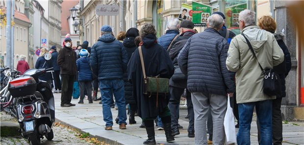 Sachsen stockt mobile Corona-Impfteams massiv auf Lange Warteschlange im sächsischen Pirna bei einer COVID-Impfaktion des DRK vor dem Stadthaus.