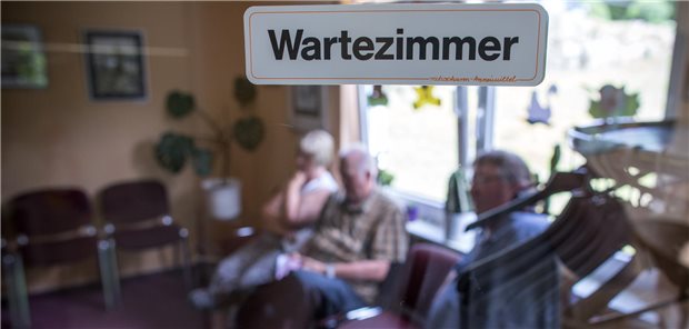 Umfrage: Vertrauen ins Gesundheitssystem sinkt rapide Blick in ein Wartezimmer