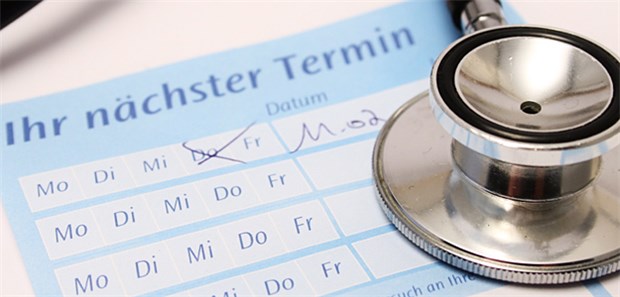 Hausarzt als Lotse findet Zustimmung Lange Wartezeiten auf einen Termin? Die meisten Patienten sehen das laut aktueller KBV-Befragung nicht so.