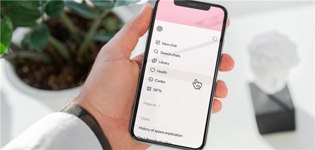 Nahaufnahme eines Patient, der den Gesundheitsbereich der ChatGPT-App verwendet.
