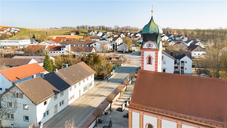 Langenbach wirbt mit einer intakten Infrastruktur, der Nähe zu den Alpen und her...