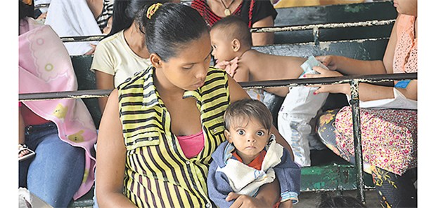 Gesundheitsvorsorge vor dem Kollaps Langes Warten, bis der Arzt kommt: der kleine Isaai und seine Mutter.
