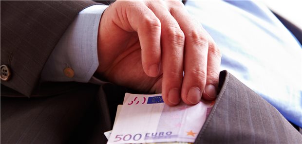 GKV-Spitzenverband: Entschiedener gegen Abrechnungsbetrug vorgehen! Mann greift an Geldscheine.