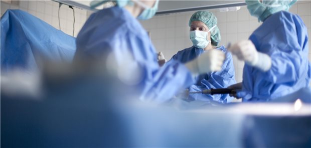 Laparoskopische Operation: Was ist ambulant möglich, bei welcher Operation ist eine stationäre Aufnahme unumgänglich? Hybrid-DRG ermöglichen eine sektorengleiche Abrechnung von Operationen, die ambulant erbracht werden können. (Symbolbild mit Fotomodell)