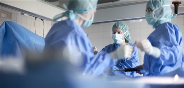 Neue Eckpunkte zur Klinikreform: Im Level Ii sollen Ärzte das Sagen haben Laparoskopischen Operation im OP: Bei der Klinikreform geht es unter anderem darum, welche Leistungen welches Krankenhaus in Zukunft noch erbringen dürfen wird. (Archivbild)