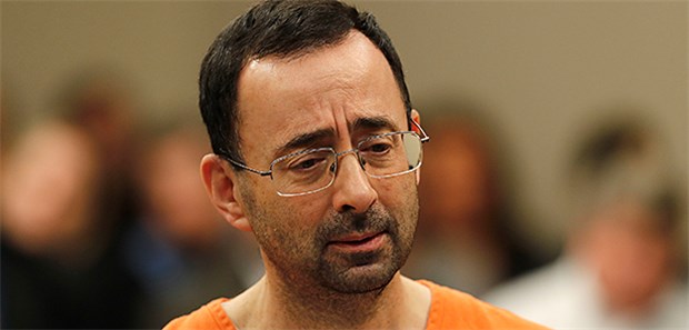 Ex-Arzt der US-Turnerinnen für 60 Jahre in Haft Larry Nassar (54), der ehemalige Teamarzt der amerikanischen Turnerinnen (hier bei einer einer Anhörung in einem Gericht in Lansing, USA, im November, hat sich zu den sexuellen Übergriffen auf Sporterlinnen bekannt.
