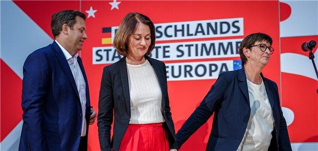 Union siegt bei Europawahl – AfD im Osten auf Platz eins Lars Klingbeil (l-r), SPD-Bundesvorsitzender, Katarina Barley, SPD-Spitzenkandidatin für die Europawahl und Mitglied des Europäischen Parlaments, und Saskia Esken, SPD-Bundesvorsitzende, verlassen nach dem Pressestatement nach der ersten Prognose für die Europawahl in Deutschland in Berlin das Podium.
