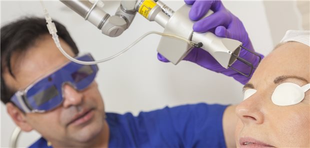 Laserbehandlung in der Dermatologie: Auch die Nachfrage nach kosmetischen Leistungen treibt den Privatanteil der Hautärzte hoch.
