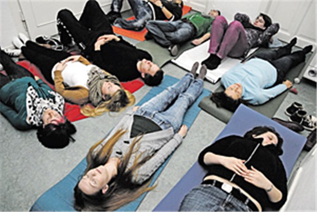 Die Nacht der aufgeschobenen Hausarbeiten "Lasst eure Gedanken einfach ziehen wie die Wolken am Himmel": Power -Yoga zwischendurch - und dann geht‘s zurück zum Arbeitsplatz.