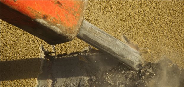 Die BG BAU sensibilisiert ihre drei Millionen Versicherte gerade bei Bauarbeiten im Bestand für latente Asbestrisiken.