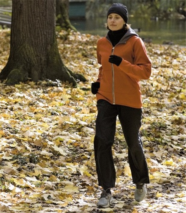 Kalzium und Vitamin D gut beim Sport Laufen durch raschelndes Herbstlaub stärkt die Knochen - aber nur wenn man es nicht übertreibt.