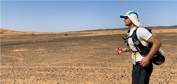 Wie ein Arzt den Marathon des Sables erlebt Laufen mit Gepäck durch die Wüste: Dr. Marius Gawlik hat den Marathon des Sables überstanden.