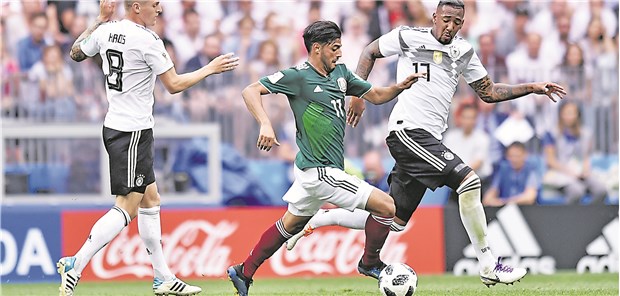 Dauerläufer, Dribbler und Ballverteiler Laufen, was das Zeug hält: JérômeBoateng und Carlos Vela aus Mexiko, Toni Kroos (l.) stoppt ab.