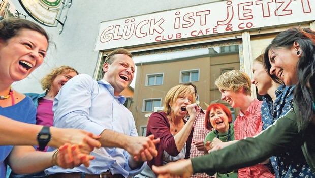 Lach-Yoga kommt auch ohne Humor aus Laurenz Menzing (3.v.l.) und die Mitglieder vom Lachclub „Glück-ist-jetzt“ in Frankfurt/Main proben den Ernstfall.