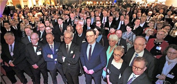 Spahn sagt Danke – und bittet um mehr Tempo Lauschende Gäste, interessierter Minister: Volles Haus im KaDeWe beim Neujahrsempfang der Ärzteschaft.