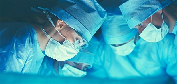 "Gelegenheits-Chirurgie ist nicht akzeptabel" Laut AOK-Qualitätsmonitor müssten knapp 600 Patienten weniger sterben, wenn ihre Krebs-Op in Häusern erfolgen würde, die eine errechnete Op-Mindestmenge erreichen.