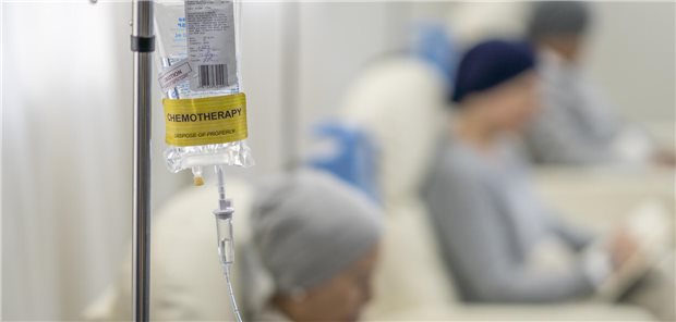 Laut Auswertung der GAP70+ wird eine palliative Chemotherapie bei geriatrischen Patienten deutlich besser vertragen wird und es kommt seltener zu neuen funktionellen Einschränkungen, wenn Anpassungen des ersten Therapiezyklus wie Dosisreduktion, Intervalländerung oder Auslassen von Therapiekomponenten vorgenommen werden.