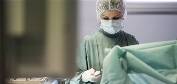 Deutsche Krankenhausgesellschaft: „Krebsbehandlungen sind Weltspitze“ Frau in OP Kleidung