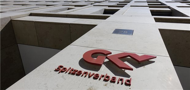 Fassade des GKV-Spitzenverbandes in Berlin mit Logo des Verbands.