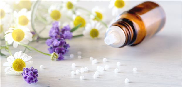 Laut Patientenberatung haben homöopathische Präparate kaum Wirkung über den Placebo-Effekt hinaus.