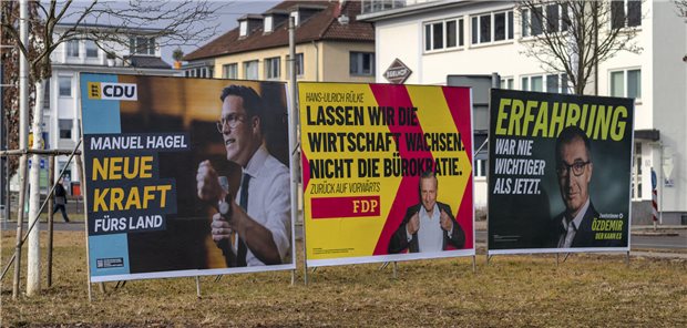 Das Foto zeigt drei Plakate zur Landtagswahl in Baden-Württemberg am 8. März 2026.