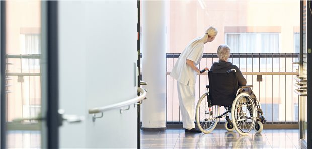 Laut aktuellem Wochenbericht des RKI hat die Zahl der COVID-Ausbrüche in Pflegeheimen wieder zugenommen.
