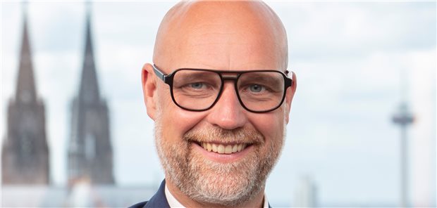 Ist es diskriminierend, wenn nur Frauen Chefin werden, Anwalt Görzel? Laut dem Kölner Arbeitsrechtler Volker Görzel dürfen „weltanschauliche“ Vereine nur Frauen einstellen. Dies muss aber in den Statuten festgelegt sein.
