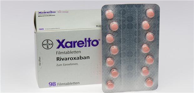 Laut den Studienergebnissen kam es im Vergleich zum Vitamin-K-Antagonisten bei Einnahme des DOAK seltener zu eGFR-Werten unter 15 ml/min (minus 49 Prozent) und zu einer Nierenersatztherapie (minus 61 Prozent). Keine signifikanten Unterschiede zeigten sich hingegen bei der Rate von Schlaganfällen, Herzinfarkten, Embolien, größeren Blutungen oder anderen vaskulären Problemen.
