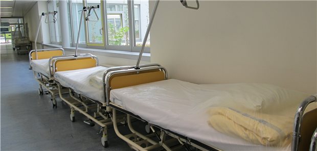 Laut der Bundesregierung ist die Zahl der Krankenhausbetten in Deutschland „allgemein, moderat zurückgegangen“.