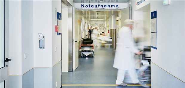 Laut einer Blitzumfrage für die Deutsche Krankenhausgesellschaft (DKG) meldete zuletzt über die Hälfte der Kliniken ihre Notaufnahmen ab.