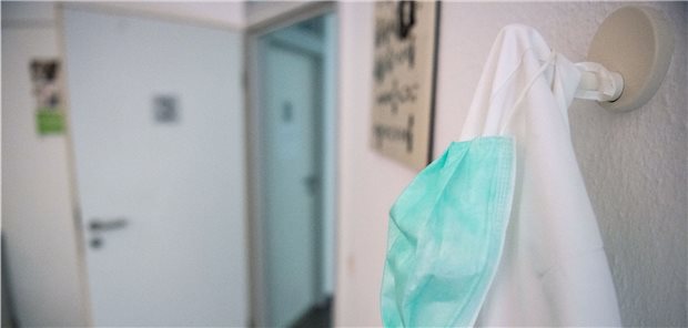 Laut einer Zwischenbilanz der apoBank haben Arztpraxen die Krise bislang finanziell ganz gut zu meistern vermocht.