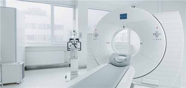 CT-Gerät in einem modernen Krankenhauslabor.