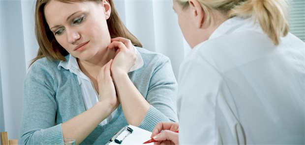 Ärztin im Gespräch mit einer Patientin