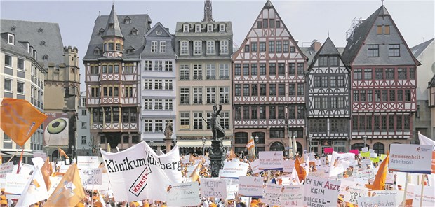 Klinikärzte streiken für bessere Arbeitsbedingungen Lauter Protest: Rund 5000 Klinikärzte kamen am Mittwoch zum Warnstreik auf den Frankfurter Römerberg. M. Illian