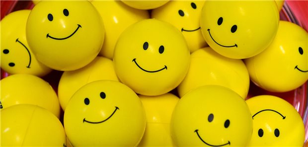 Umfrage: Die Mehrheit der Krankenversicherten ist zufrieden Gelbe Smiley-Kunststoffbälle in einem Glas