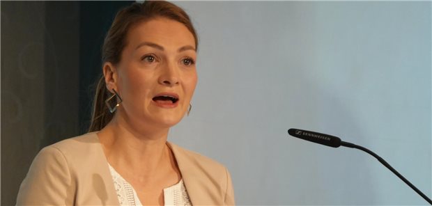 Bayern wirft Lauterbach Täuschung bei Kassenbeiträgen vor Lauterbach täuscht die Öffentlichkeit, wenn er höhere Beiträge für 2025 ausschließe, sagt Bayerns Gesundheitsministerin Judith Gerlach (CSU).