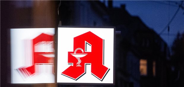 Hessens Gesundheitsministerin lehnt Lauterbachs Pläne für Apothekenreform ab Apotheken Schild