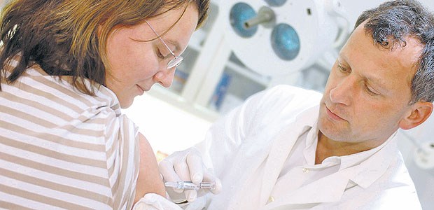 Rheumakranke brauchen Impfschutz Lebendimpfstoffe wie MMR werden auch für Patienten mit niedrig-dosierter Steroidtherapie empfohlen.