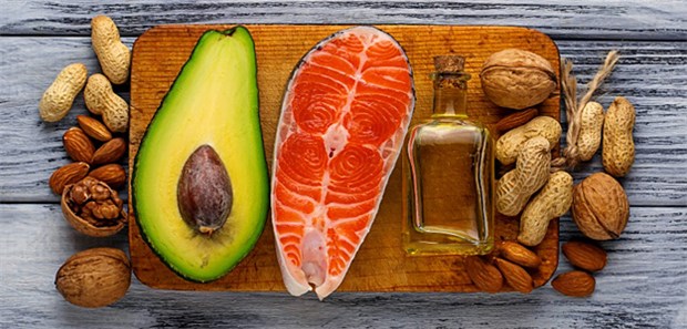 Hohe Cholesterin-Werte? An Omega-3-Fettsäuren denken! Lebensmittel mit hohem Anteil an Omega-3-Fettsäuren: Nüsse, Avocado, fetter Seefisch und Pflanzenöl.