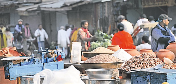 Der große Hunger in Megastädten Lebensmittelmarkt in Mumbai: Die wachsende Bevölkerung kann in Megastädten zu Engpässen bei Nahrungsmitteln führen.